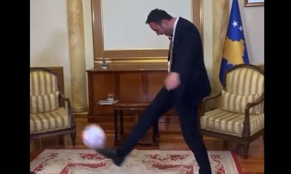 Konjufca demonstron aftësitë me top futbolli