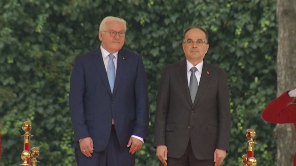 ​Presidenti gjerman mbërrin në Tiranë, pritet me ceremoni zyrtare nga presidenti Begaj