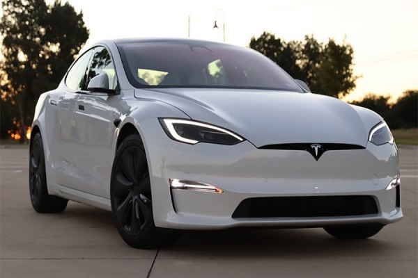 ​Tesla tërheq 435 mijë automjete nga Kina