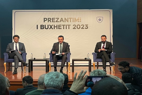 ​Kurti prezantoi buxhetin për vitin 2023 para qytetarëve të Gjakovës