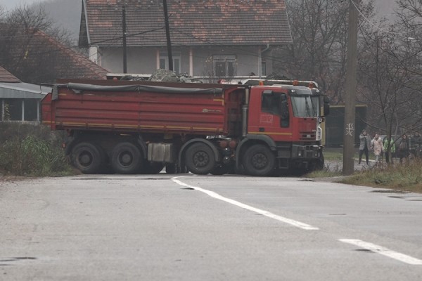 Dita e shtatë e barrikadave në veri, qytetarët serbë po e pësojnë më së shumti