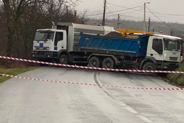 ​Një tjetër barrikadë ngrihet në drejtim të Zveçanit