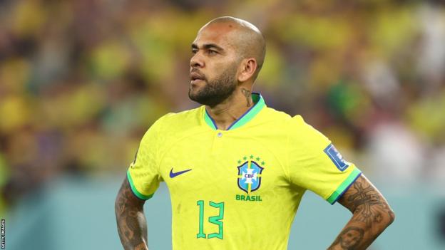 Akuzat për përdhunim, Dani Alves në paraburgim: Klubi meksikan përjashton mbrojtësin brazilian