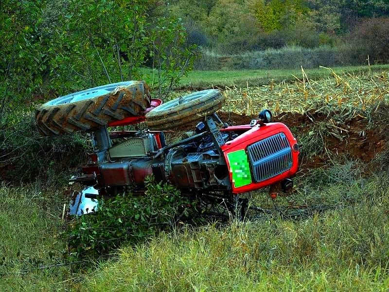 Vdes një person në Kamenicë pasi rrokulliset me traktor