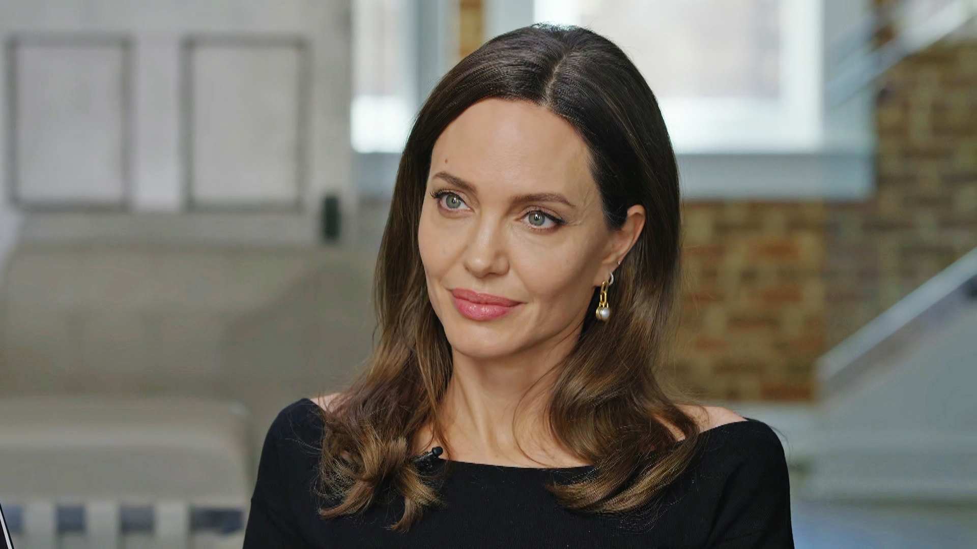 Angelina Jolie fotografohet duke pirë kafe me aktorin 20 vite më të ri dhe nisën thashethemet