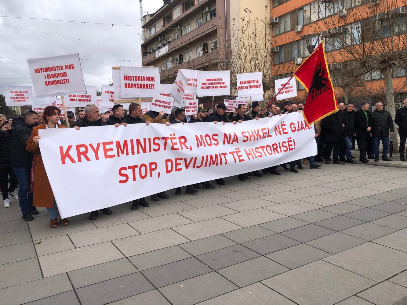 “Kryeministër, mos na shkel në gjak! Stop, devijimit të historisë”, fëmijët e dëshmorëve të UÇK-së protestojnë kundër Kurtit