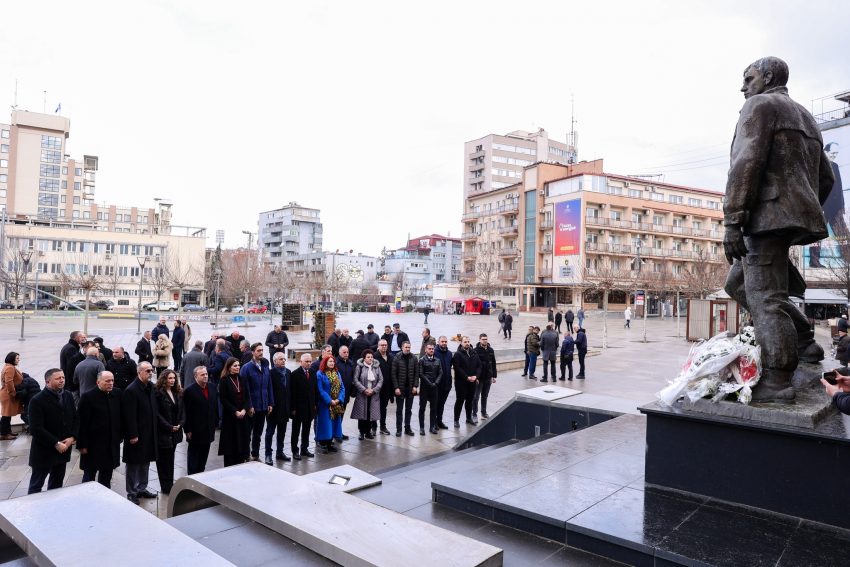 PDK-ja përkujton heronjtë Zahir Pajaziti, Hakif Zejnullahu dhe Edmond Hoxha