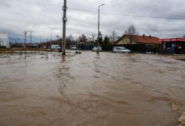 Reshje shiu, mund të vështirësohet situata në zonat e përmbytura