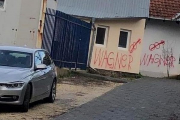 Shkruhen grafite “Wagner” në veri, policia nis hetimet