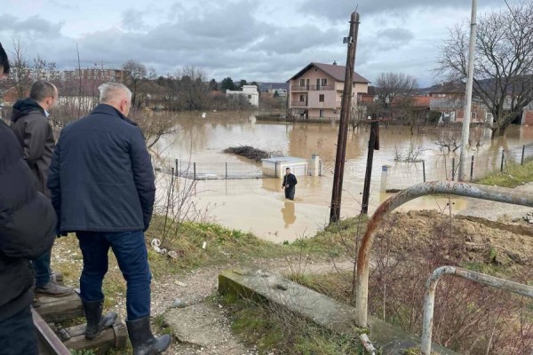 Familjet dhe bizneset e prekura nga vërshimet në gjendje të rëndë në Klinë, Elezaj kërkon ndihmën e qeverisë