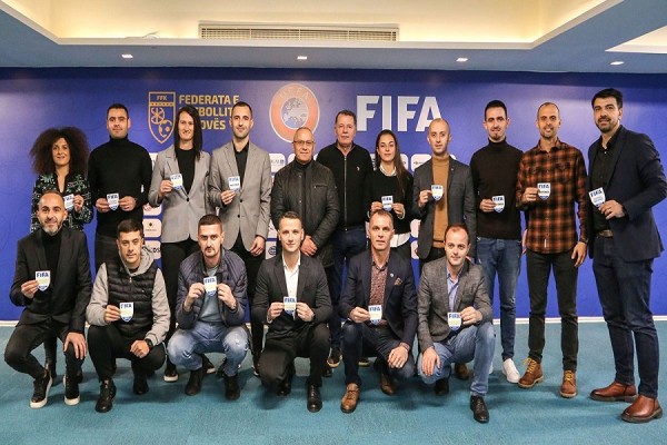 16 gjyqtarë të Kosovës pajisen me stemën e FIFA-së