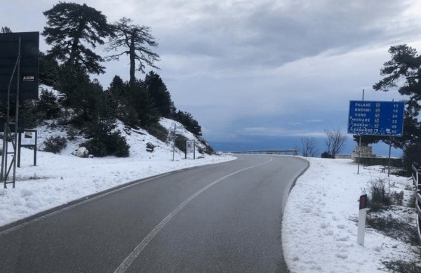 Dëbora zbardh Llogaranë, ARRSH apel shoferëve për kujdes të shtuar në këto rrugë