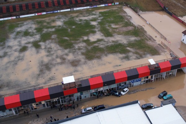 Vërshimet fundosën “Bajram Aliun”, stadiumit të Skenderajt i duhen 200 mijë euro