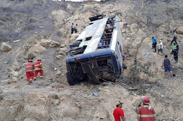 Peru, autobusi bie në humnerë, të paktën 25 të vdekur