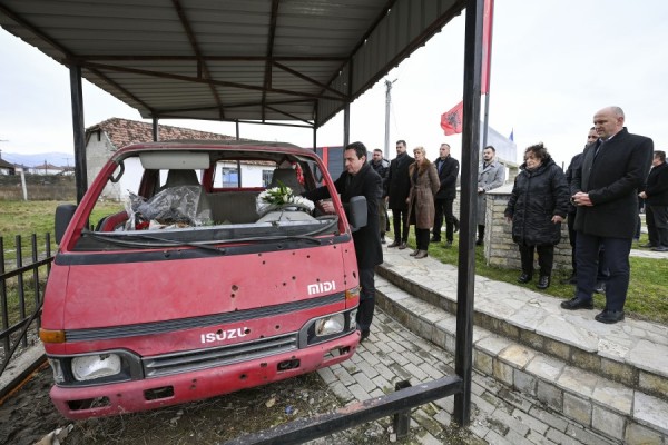 ​Kurti përkujtoi dëshmorët në Rogovë të Hasit, Vraniq, Bishtazhin e Gadish