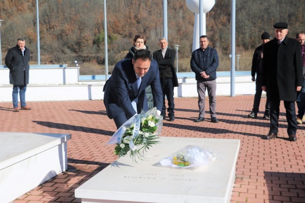 Konjufca nderoi heroin Zahir Pajaziti, vizitoi edhe Kullën në Kompleksin Memorial në Orllan