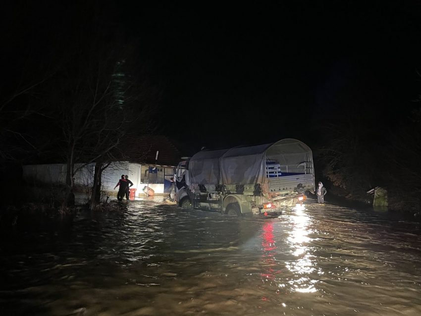 Pamjet e FSK-së nga përmbytjet në Kosovë, gjatë gjithë natës pati operacione shpëtimi