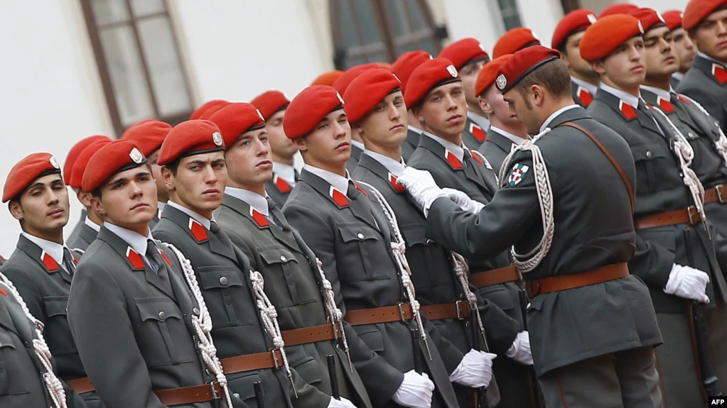 Vritet një ushtar gjatë shkëmbimit të zjarrit në një kazermë në Austri