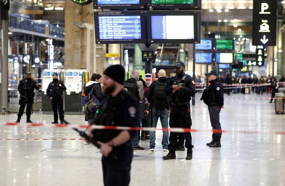 Sulm me thikë në një stacion treni në Paris, gjashtë të plagosur