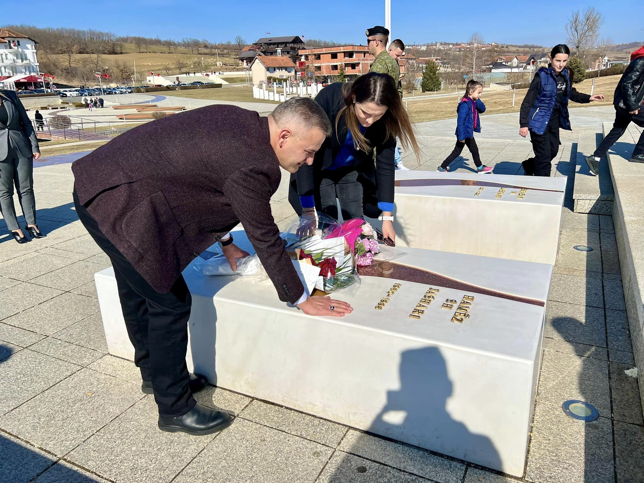 Besarta dhe Bekim Jashari përkujtojnë babain në 73-vjetorin e lindjes