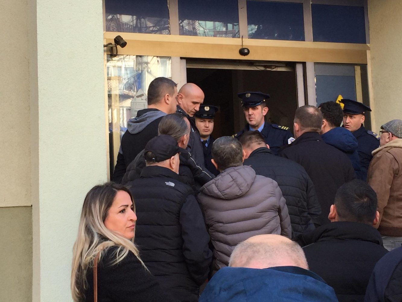 Protestojnë klubet e Notit – Ndalohen nga Policia, tentuan të futën brenda MKRS-së