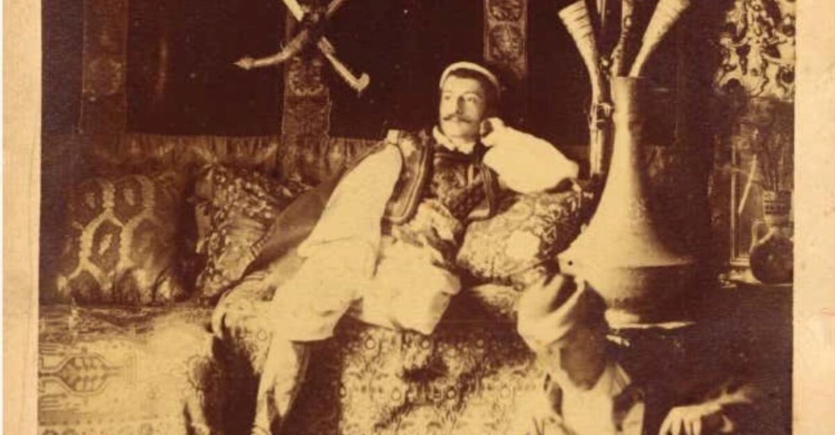 Pierre Loti (1850-1923) duke pozuar me rroba shqiptare në dhomën e tij në Stamboll (1877)