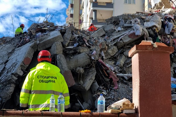 ​Shpëtimtarët bullgarë dhe pesë qen të përgatitur mbërrijnë në Turqi