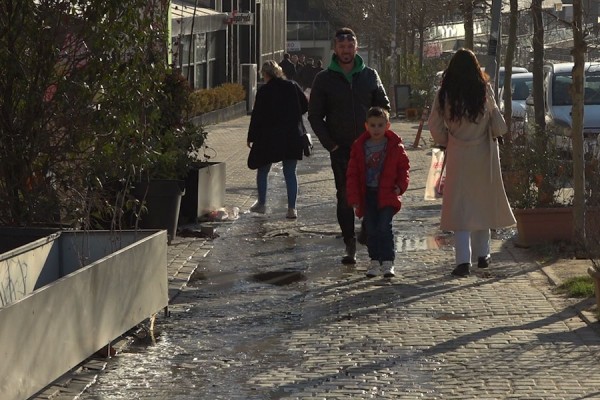 Probleme me ujërat e zeza në rrugën më të frekuentuar nga qytetarët