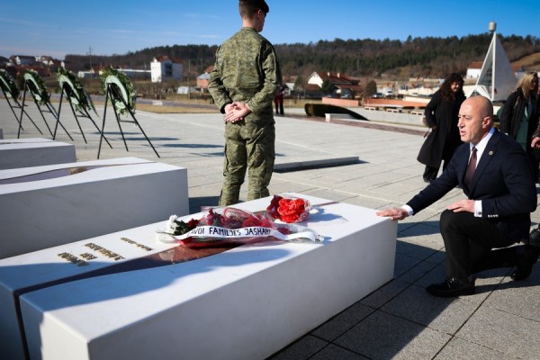 Haradinaj në Prekaz uron 15-vjetorin e pavarësisë: Jasharajt ndryshuan historinë tonë të re