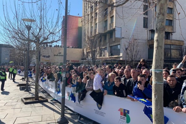 Qindra qytetarë presin parakalimin e FSK-së dhe të Policisë së Kosovës