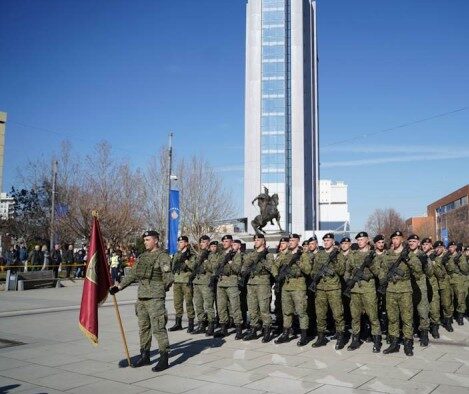 Parakalimi i Ushtrisë dhe Policisë, mijëra qytetarë i përcjellin nga afër