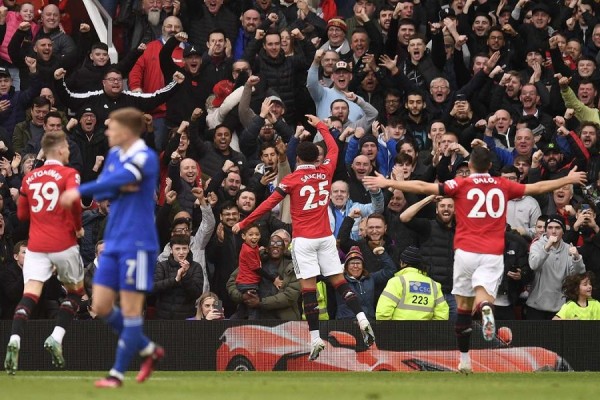 United mposht Leicesterin, i afrohet Cityt në vetëm tre pikë