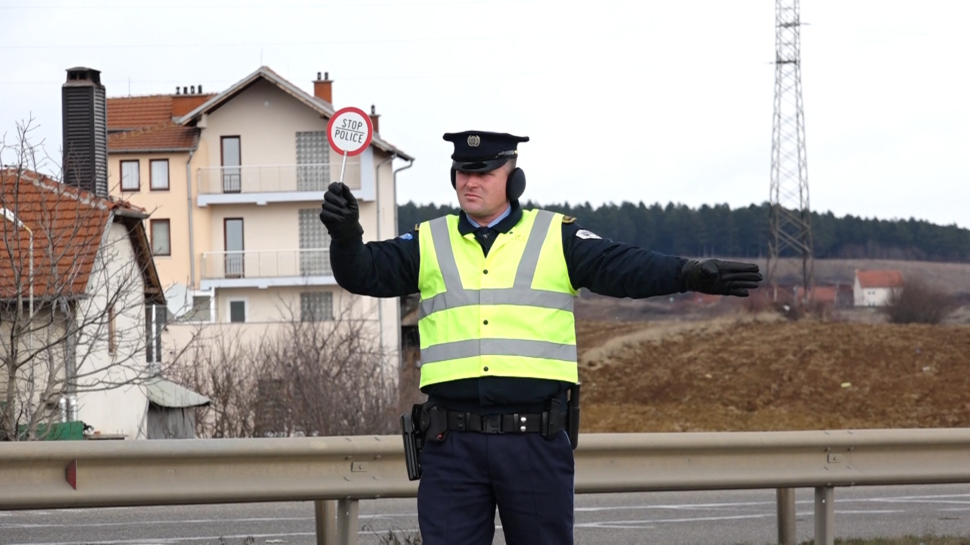 Gjobitet kundërvajtësi i cili në zonën ku kufizimi i shpejtësisë është 80 km/h, drejton automjetin me 148 km/h