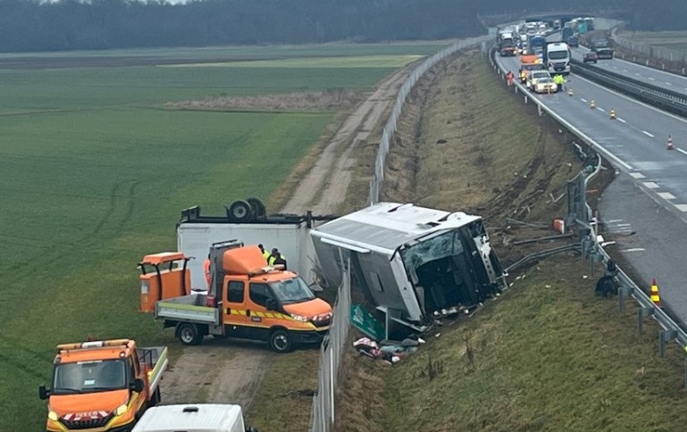 Rrokulliset autobusi me plot pasagjerë në Slloveni, humbin jetën së paku tre persona