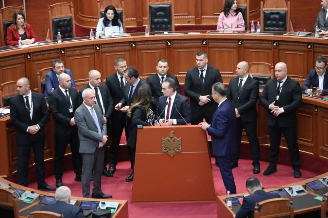 Seancë plenare dhe protestë/ Berisha dhe 7 deputetë të përjashtuar! Tentojnë të hynë në Parlament, demokratët bllokojnë foltoren