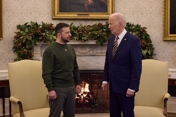 ​Në prag të një viti luftë, Biden mbërrin në Kiev