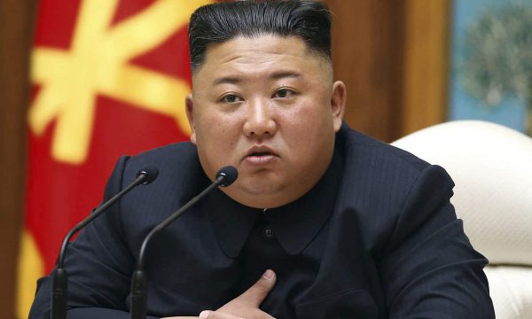 Kim Jong Un shfaqet në publik me vajzën, marrin pjesë në një ndeshje futbolli