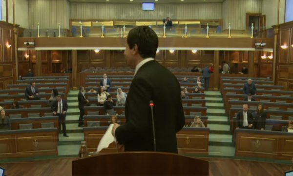 Kurti e lëshon seancën e Kuvendit, opozita: Shkojmë në pauzë derisa të kthehet