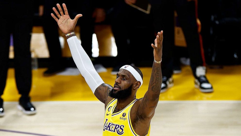 Momenti kur LeBron James bënë histori në NBA (VIDEO)