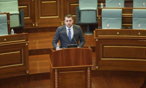 Lushtaku: Askush nga PDK nuk e voton Albulena Haxhiun