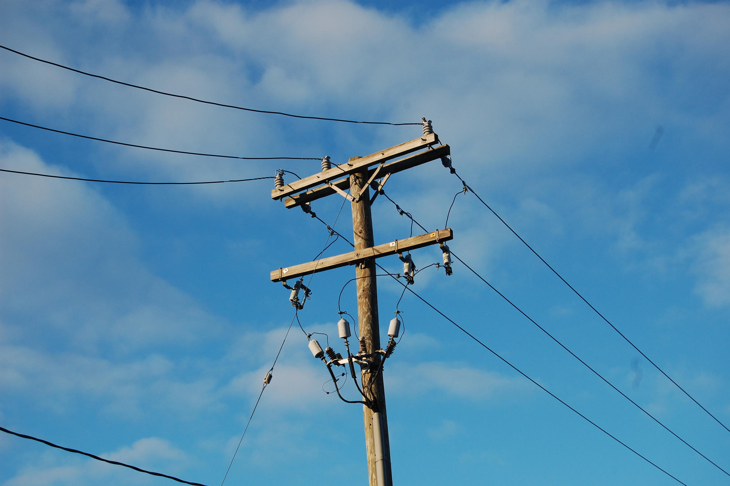 Punëtori bie nga shtylla elektrike, vdes pas plagëve të marra