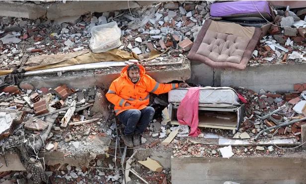 Fotoja e babait turk që mban dorën e vajzës së vdekur, tregon dëshpërimin nga tërmeti