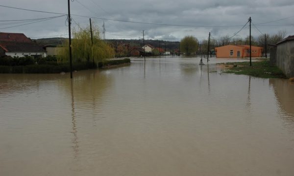 Rahoveci kompenson mbi 450 bujq që pësuan nga vërshimet