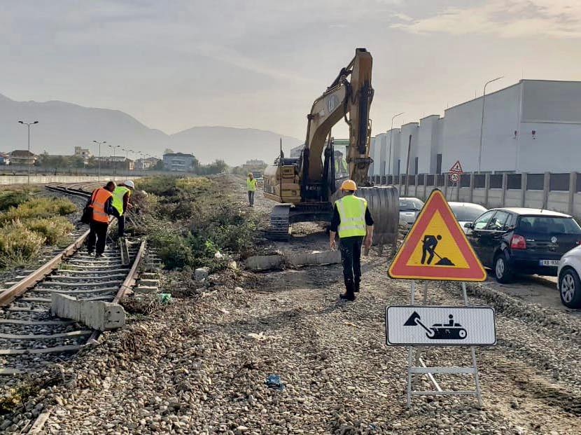 Drejt përfundimit e gjithë traseja për hekurudhën Tiranë-Durrës