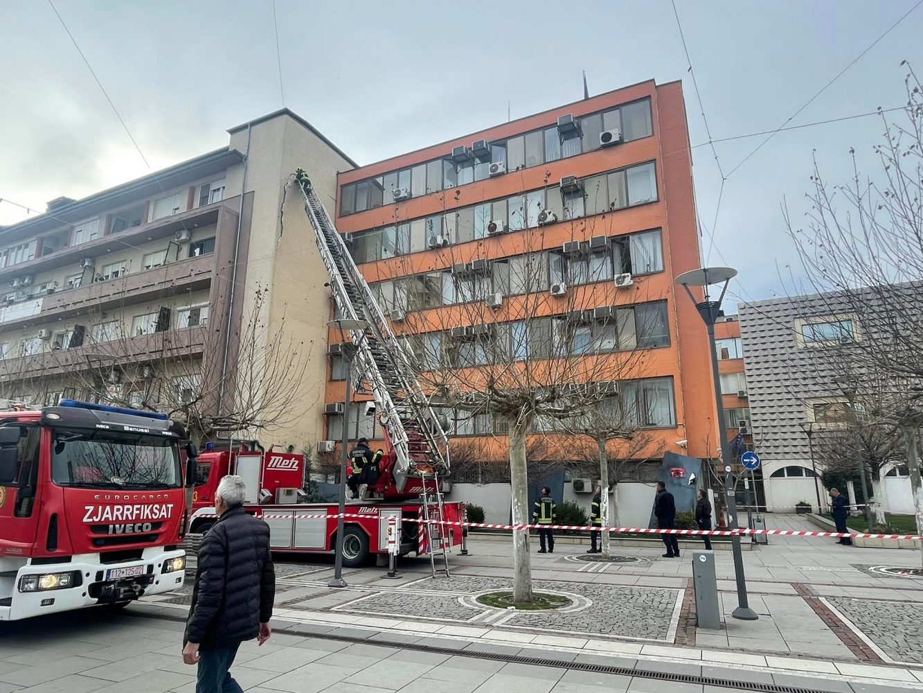 Dëmtohet një pjesë e fasadës së Ministrisë së Infrastrukturës