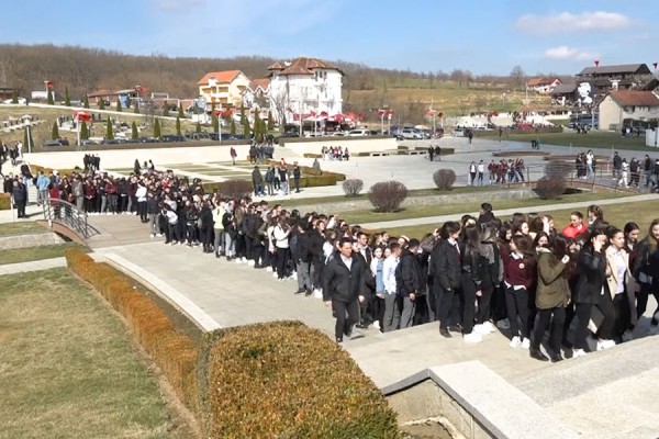 ​Mijëra qytetarë vizitojnë Prekazin, nderojnë sakrificën e familjes Jashari