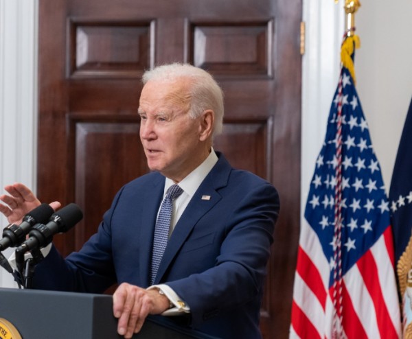 Biden mirëpret urdhër-arrestimin për Putinin