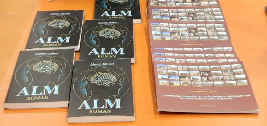 Bibliotekës Universitare iu dhuruan ekzemplarë të romanit “ALM” dhe katalogut “Gjurmëve të UÇK -së”, të autorit Ahmet Jashari