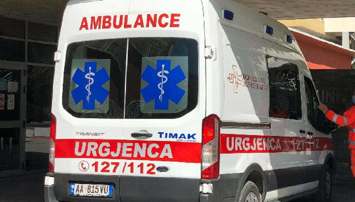 Ministria e Shëndetësisë i blen 14 autoambulanca