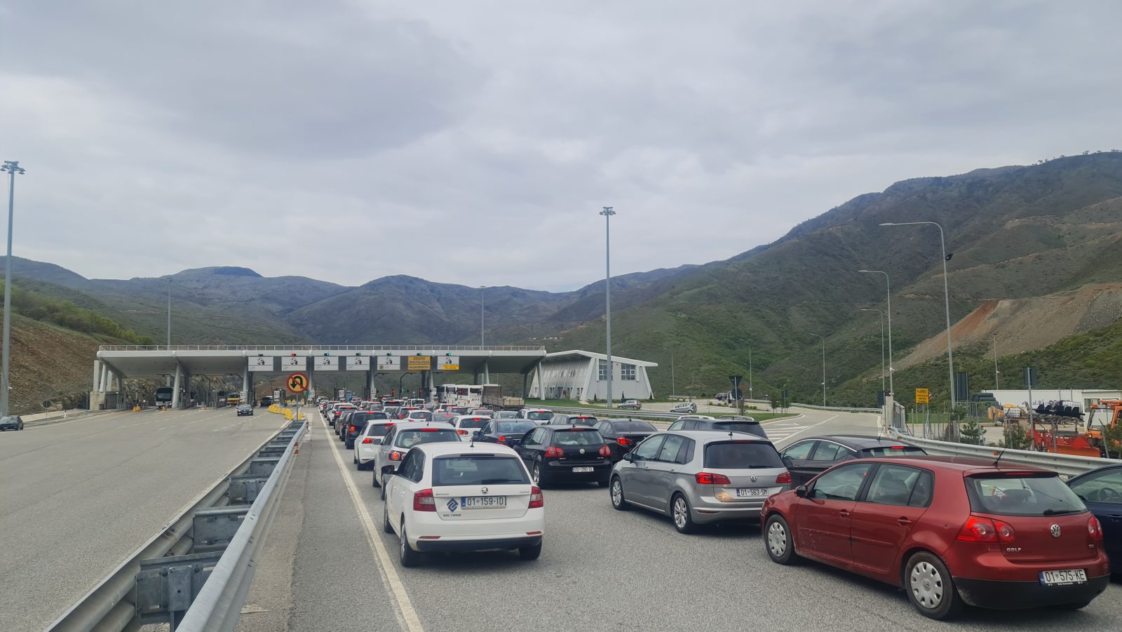 Shumë qytetarë nga Kosova ia mësyjnë Shqipërisë për 1 Maj